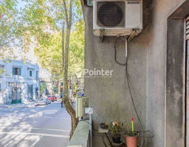 Venta apartamento reciclado de 2 dormitorios y 2 ba&ntilde;os en Cord&oacute;n / Centro - con balc&oacute;n