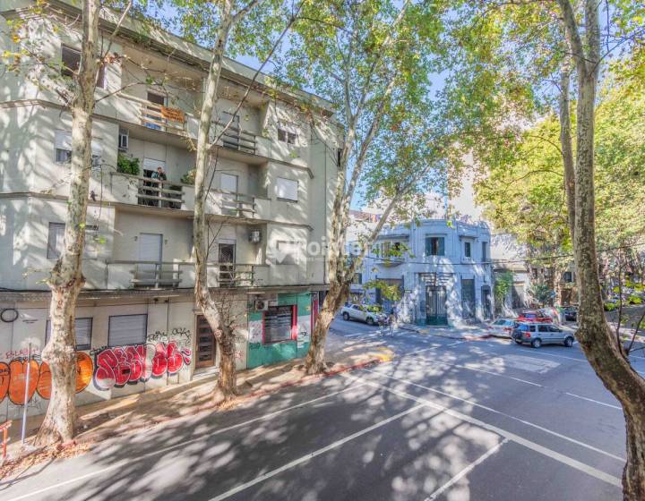Venta apartamento reciclado de 2 dormitorios y 2 ba&ntilde;os en Cord&oacute;n / Centro - con balc&oacute;n