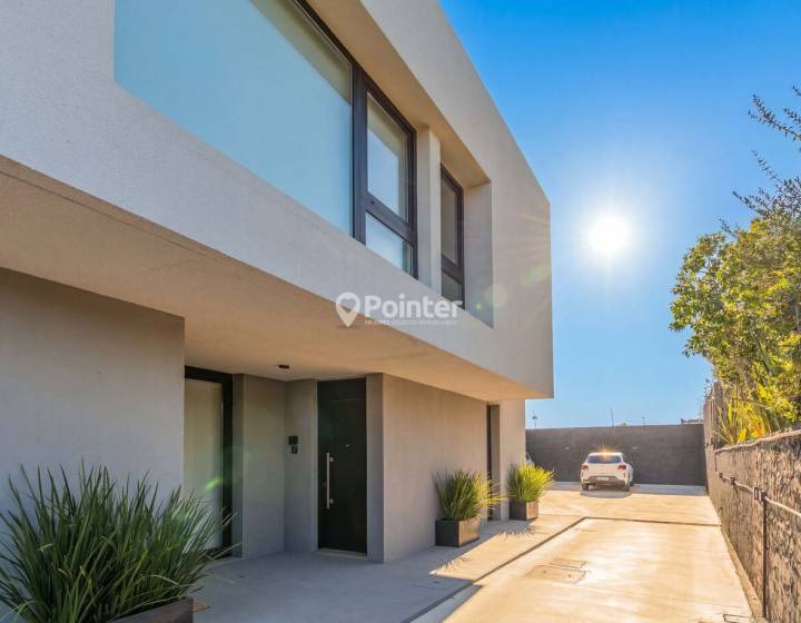 Venta Carrasco Norte 3 dormitorios, 3 ba&ntilde;os, patio con parrillero y cochera