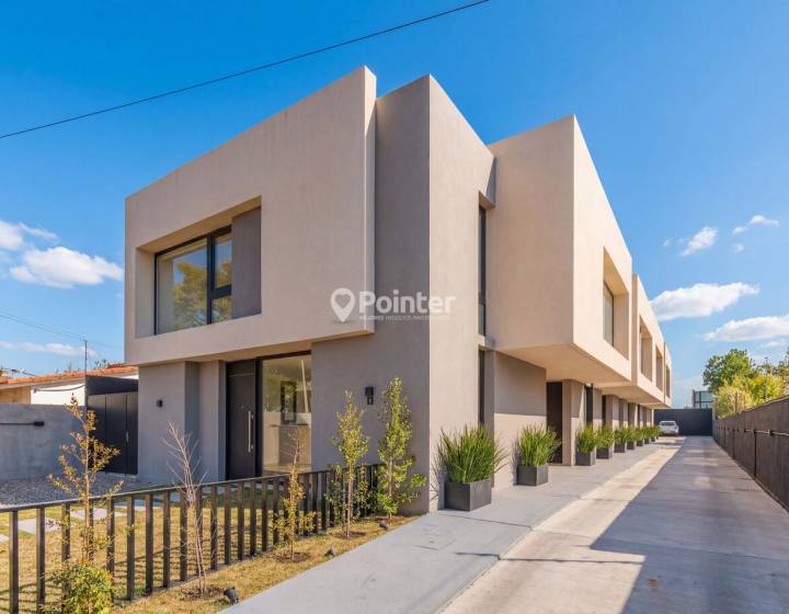 Venta Carrasco Norte 3 dormitorios, 3 ba&ntilde;os, patio con parrillero y cochera