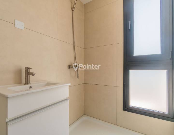 Venta Carrasco Norte 3 dormitorios, 3 ba&ntilde;os, patio con parrillero y cochera