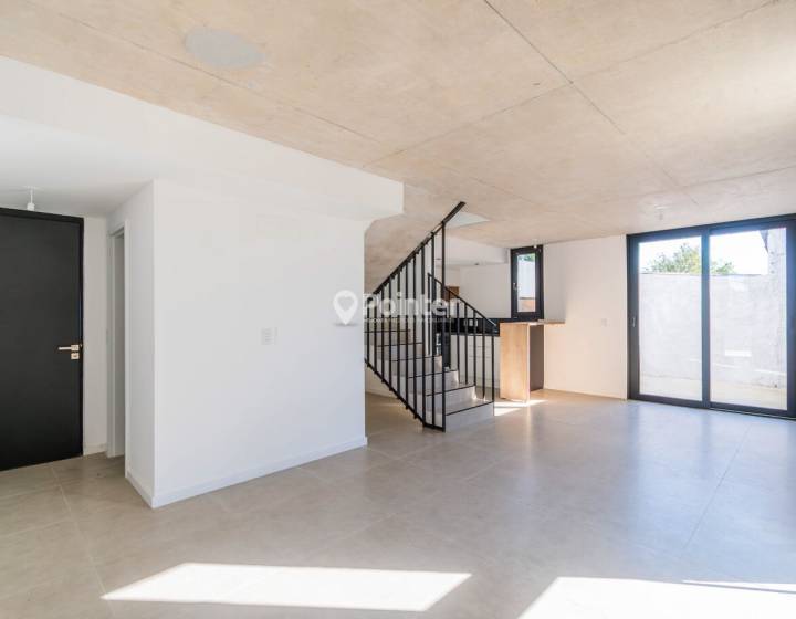 Venta Carrasco Norte 3 dormitorios, 3 ba&ntilde;os, patio con parrillero y cochera