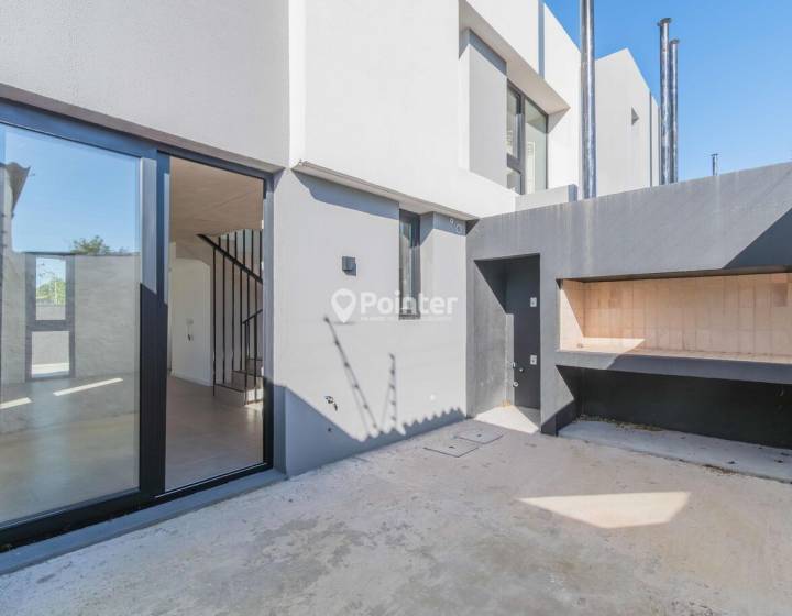 Venta Carrasco Norte 3 dormitorios, 3 ba&ntilde;os, patio con parrillero y cochera