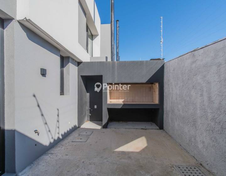 Venta Carrasco Norte 3 dormitorios, 3 ba&ntilde;os, patio con parrillero y cochera
