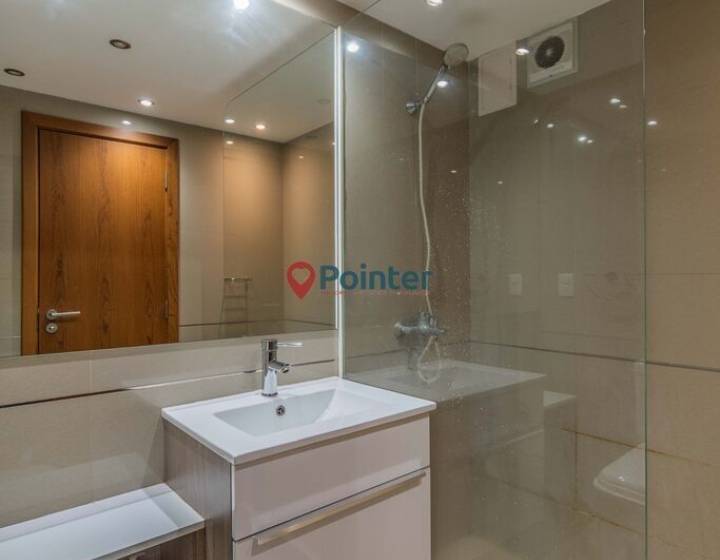 Apartamento en Pocitos de 2 Dormitorios, 2 ba&ntilde;os, Balc&oacute;n y Garaje doble