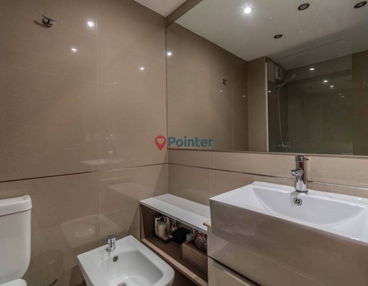 Apartamento en Pocitos de 2 Dormitorios, 2 ba&ntilde;os, Balc&oacute;n y Garaje doble