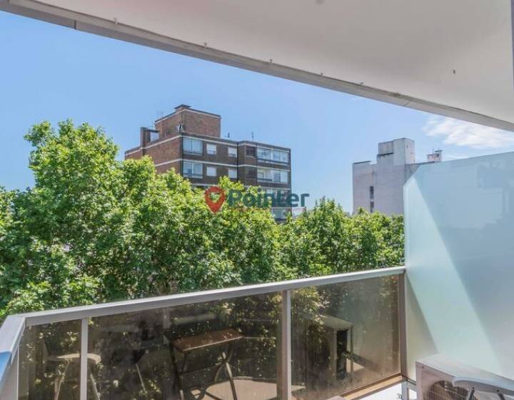 Apartamento en Pocitos de 2 Dormitorios, 2 ba&ntilde;os, Balc&oacute;n y Garaje doble
