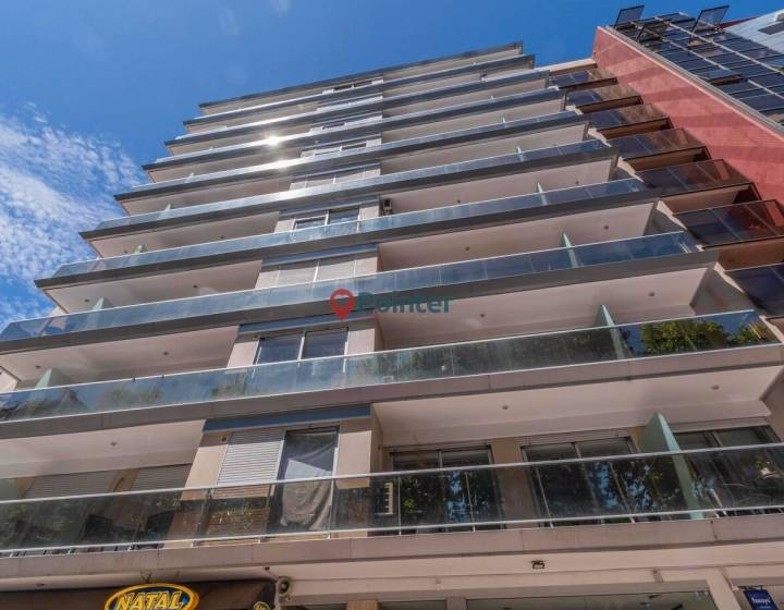 Apartamento en Pocitos de 2 Dormitorios, 2 ba&ntilde;os, Balc&oacute;n y Garaje doble