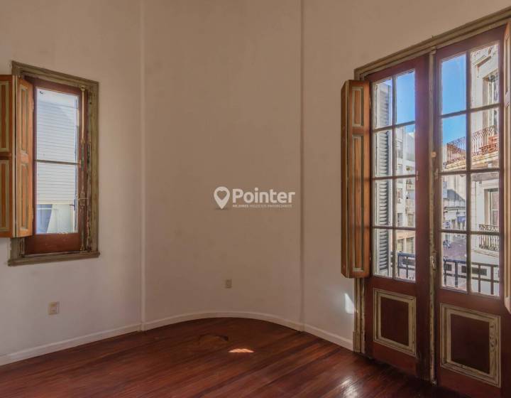 Venta Apartamento en Ciudad Vieja , 4 habitaciones 3 ba&ntilde;os y gran potencial