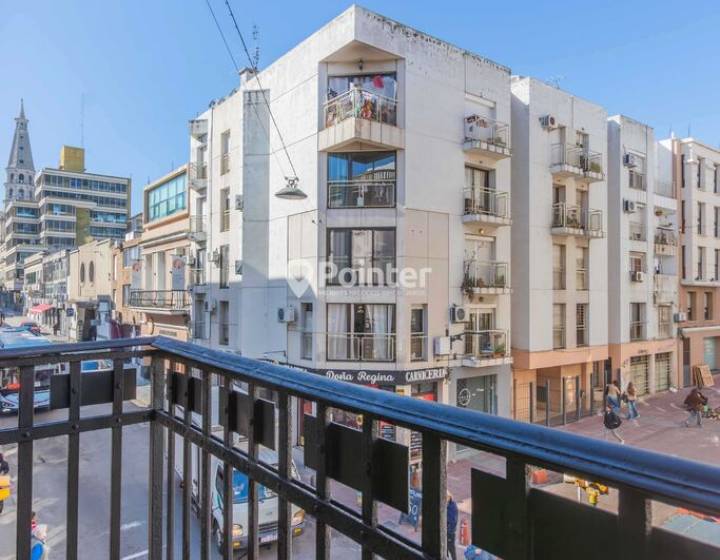 Venta Apartamento en Ciudad Vieja , 4 habitaciones 3 ba&ntilde;os y gran potencial