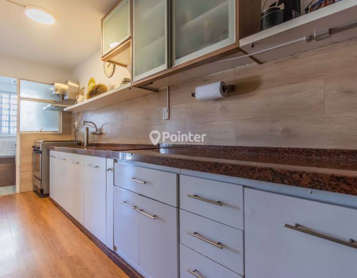 Venta apartamento 2 dormitorios + escritorio (o 3 dormitorios) y balc&oacute;n al frente - Pocitos