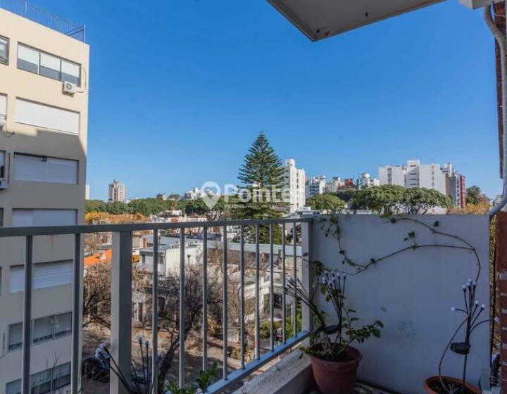 Venta apartamento 2 dormitorios + escritorio (o 3 dormitorios) y balc&oacute;n al frente - Pocitos