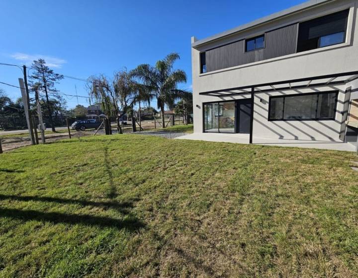 Casa de 3 dormitorios a estrenar en Lagomar Sur