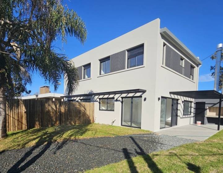 Casa de 3 dormitorios a estrenar en Lagomar Sur