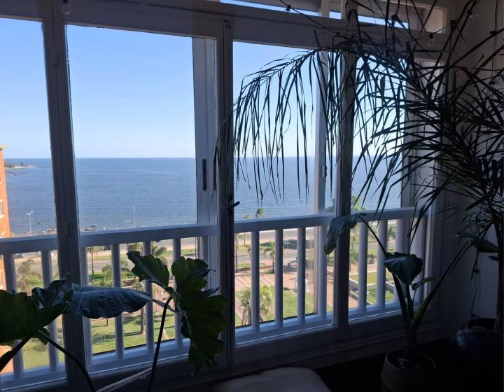 Alquiler Apartamento 2 dormitorios m&aacute;s servicio, 2 ba&ntilde;os, garaje. Frente al mar.