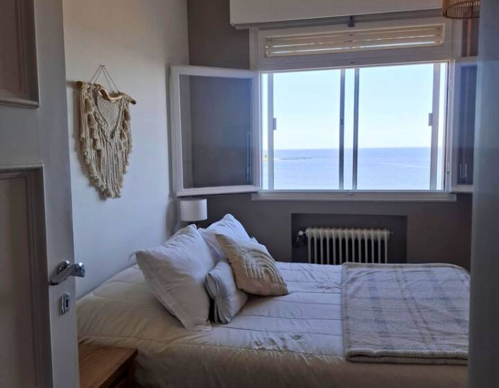 Alquiler Apartamento 2 dormitorios m&aacute;s servicio, 2 ba&ntilde;os, garaje. Frente al mar.