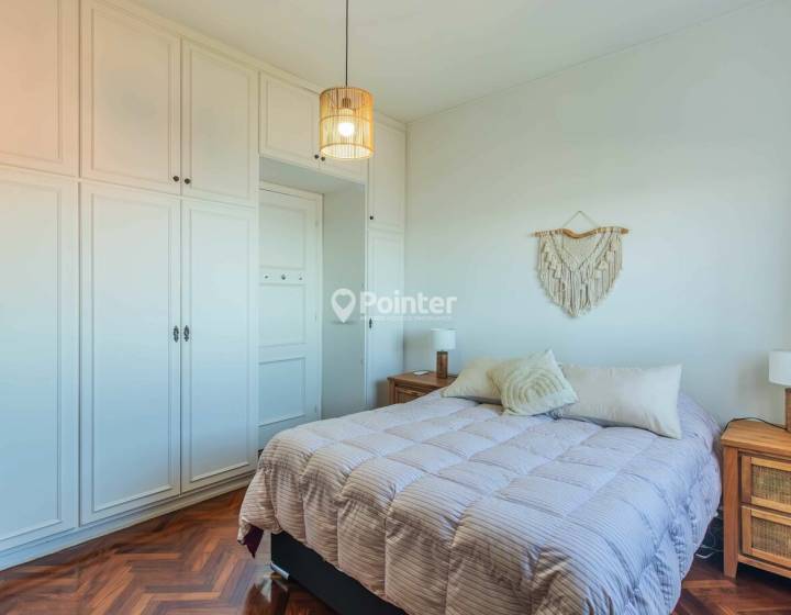 Alquiler Apartamento 2 dormitorios m&aacute;s servicio, 2 ba&ntilde;os, garaje. Frente al mar.