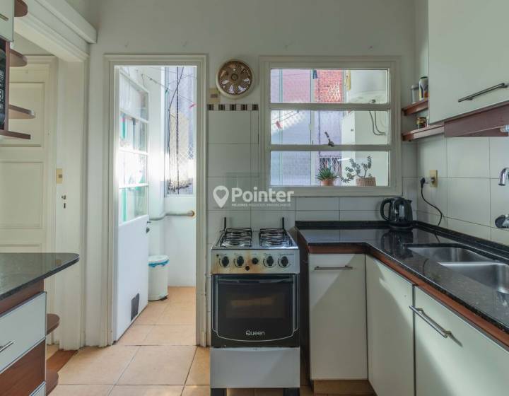 Alquiler Apartamento 2 dormitorios m&aacute;s servicio, 2 ba&ntilde;os, garaje. Frente al mar.
