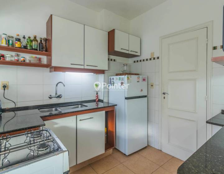 Alquiler Apartamento 2 dormitorios m&aacute;s servicio, 2 ba&ntilde;os, garaje. Frente al mar.