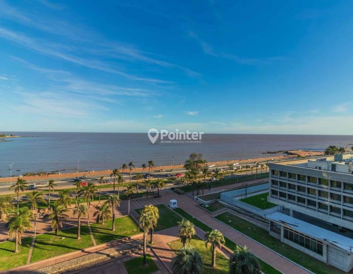Alquiler Apartamento 2 dormitorios m&aacute;s servicio, 2 ba&ntilde;os, garaje. Frente al mar.