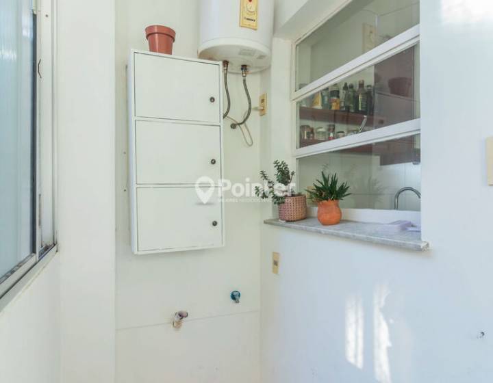 Alquiler Apartamento 2 dormitorios m&aacute;s servicio, 2 ba&ntilde;os, garaje. Frente al mar.