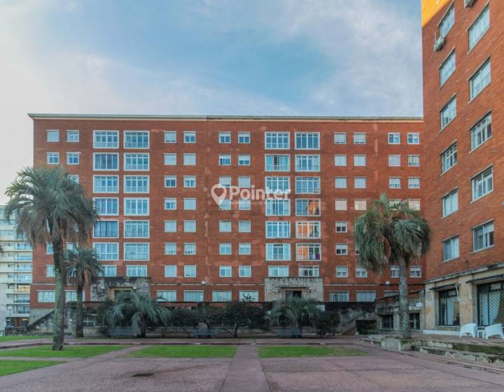 Alquiler Apartamento 2 dormitorios m&aacute;s servicio, 2 ba&ntilde;os, garaje. Frente al mar.