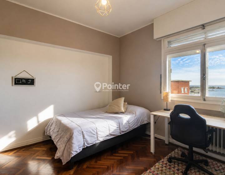 Alquiler Apartamento 2 dormitorios m&aacute;s servicio, 2 ba&ntilde;os, garaje. Frente al mar.