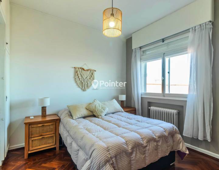 Alquiler Apartamento 2 dormitorios m&aacute;s servicio, 2 ba&ntilde;os, garaje. Frente al mar.