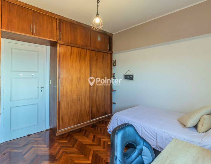 Alquiler Apartamento 2 dormitorios m&aacute;s servicio, 2 ba&ntilde;os, garaje. Frente al mar.