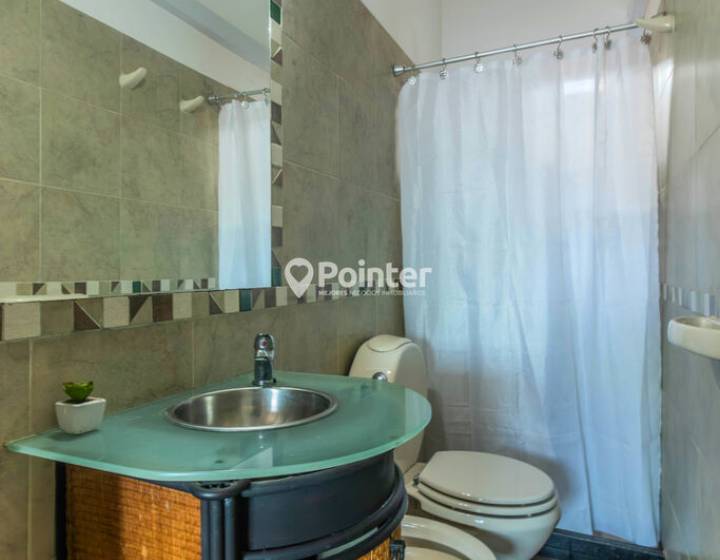 Alquiler Apartamento 2 dormitorios m&aacute;s servicio, 2 ba&ntilde;os, garaje. Frente al mar.