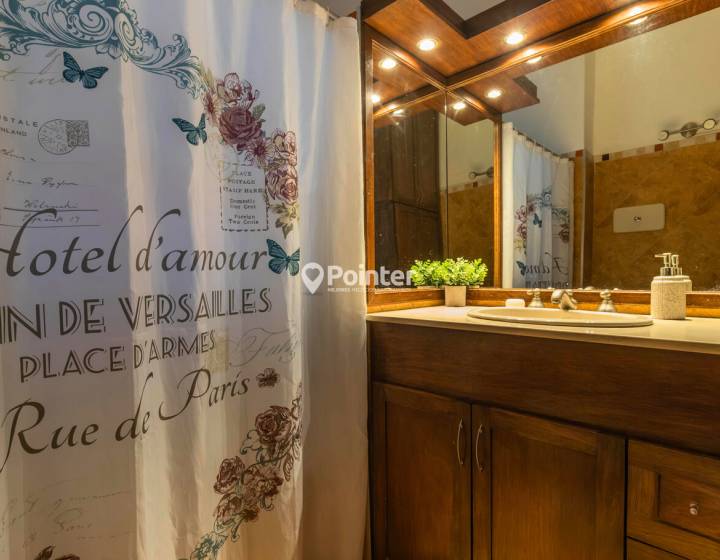 Alquiler Apartamento 2 dormitorios m&aacute;s servicio, 2 ba&ntilde;os, garaje. Frente al mar.