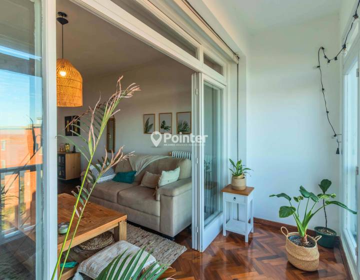 Alquiler Apartamento 2 dormitorios m&aacute;s servicio, 2 ba&ntilde;os, garaje. Frente al mar.