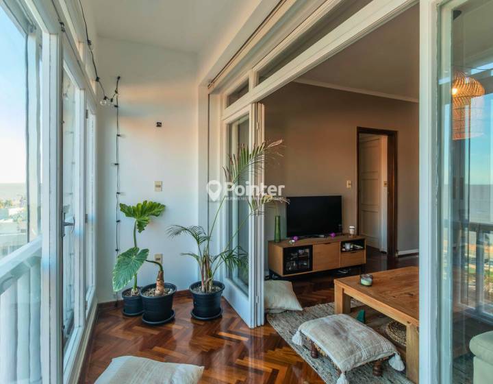 Alquiler Apartamento 2 dormitorios m&aacute;s servicio, 2 ba&ntilde;os, garaje. Frente al mar.