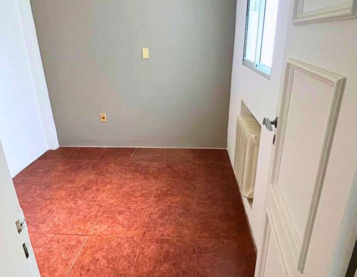 Alquiler Apartamento 2 dormitorios m&aacute;s servicio, 2 ba&ntilde;os, garaje. Frente al mar.