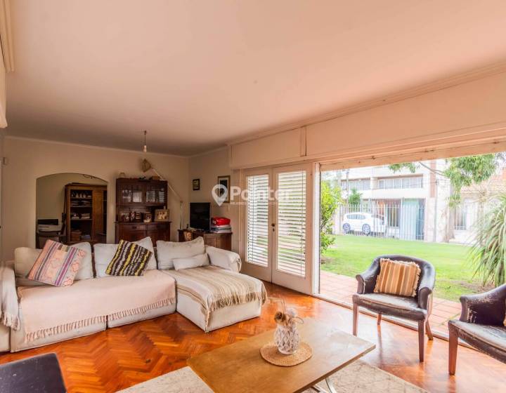 Casa de 4 dormitorios con piscina a pasos de la Rambla de Punta Gorda