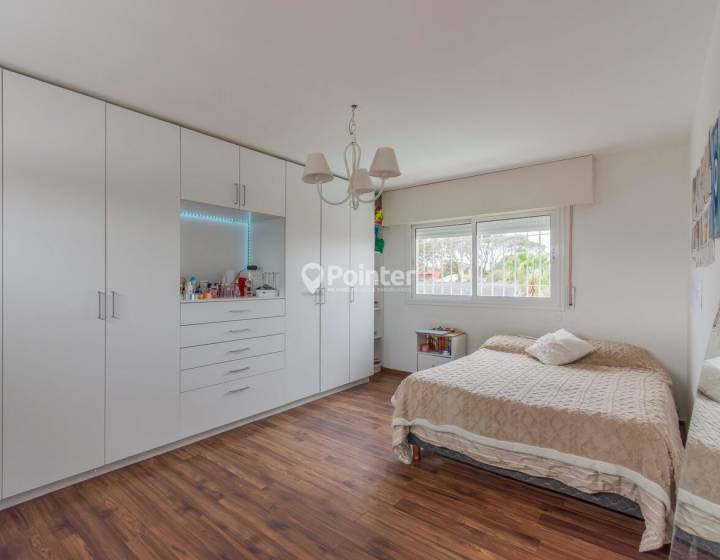 Casa de 4 dormitorios con piscina a pasos de la Rambla de Punta Gorda