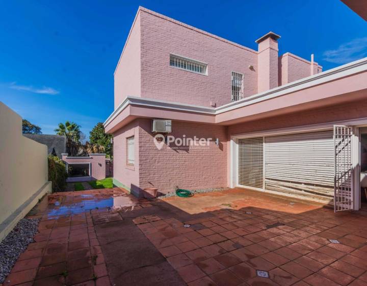 Casa de 4 dormitorios con piscina a pasos de la Rambla de Punta Gorda