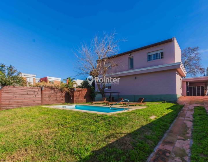 Casa de 4 dormitorios con piscina a pasos de la Rambla de Punta Gorda