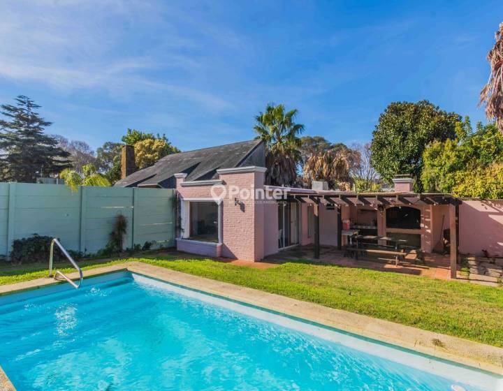 Casa de 4 dormitorios con piscina a pasos de la Rambla de Punta Gorda