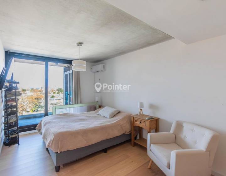 Apartamento de tres dormitorios con cochera en Buceo