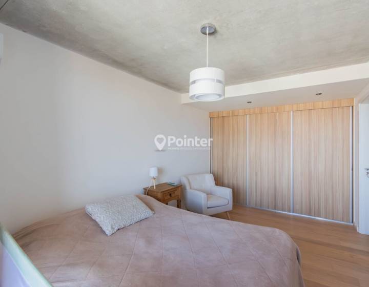 Apartamento de tres dormitorios con cochera en Buceo