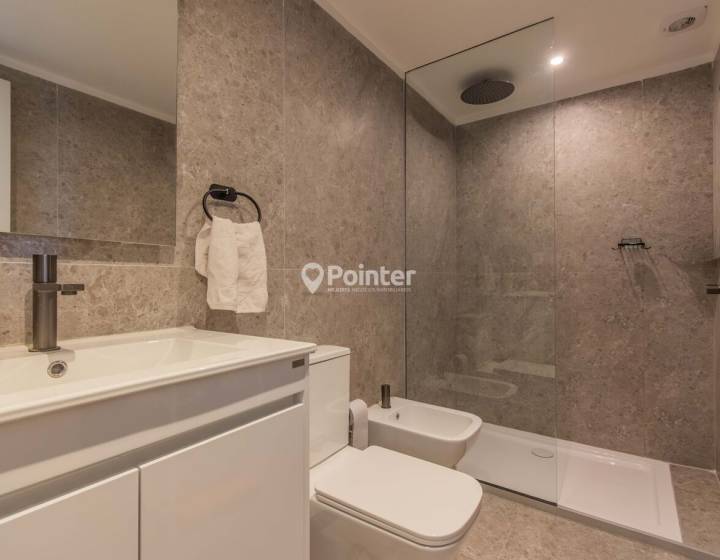 Apartamento de tres dormitorios con cochera en Buceo
