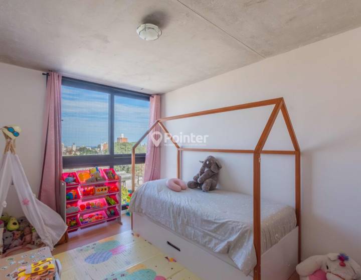 Apartamento de tres dormitorios con cochera en Buceo