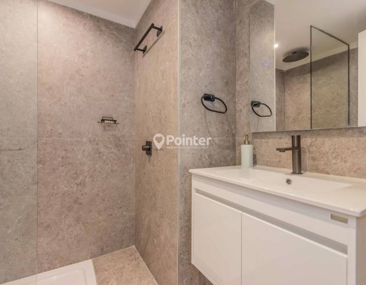 Apartamento de tres dormitorios con cochera en Buceo