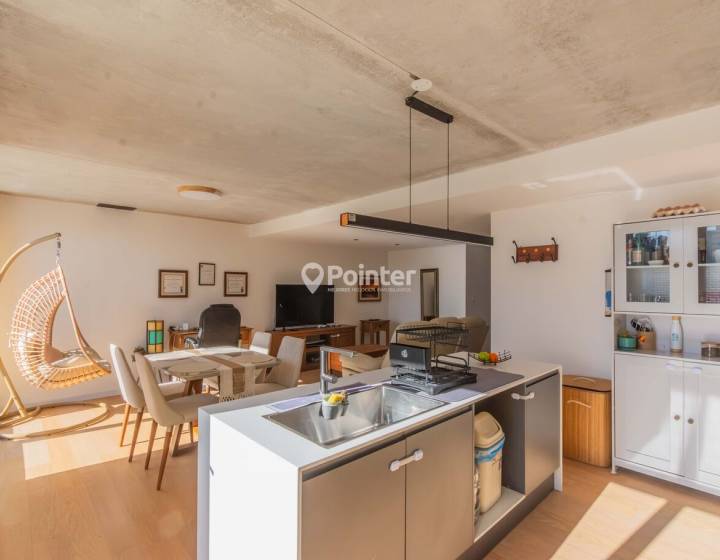 Apartamento de tres dormitorios con cochera en Buceo