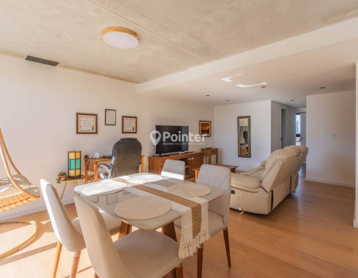 Apartamento de tres dormitorios con cochera en Buceo