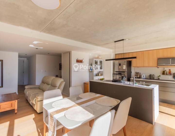 Apartamento de tres dormitorios con cochera en Buceo