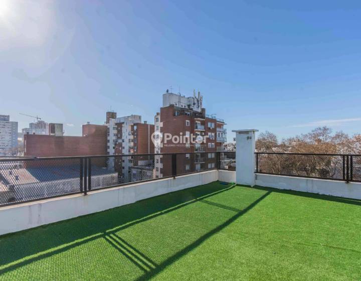 Apartamento de tres dormitorios con cochera en Buceo