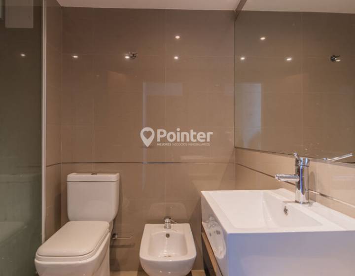 Venta Apartamento en Pocitos de 2 Dormitorios, 2 ba&ntilde;os, Balc&oacute;n y Garaje doble