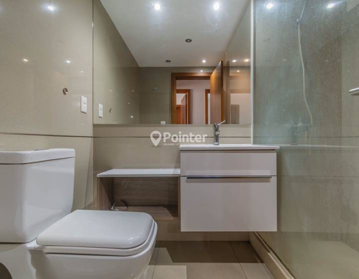 Venta Apartamento en Pocitos de 2 Dormitorios, 2 ba&ntilde;os, Balc&oacute;n y Garaje doble